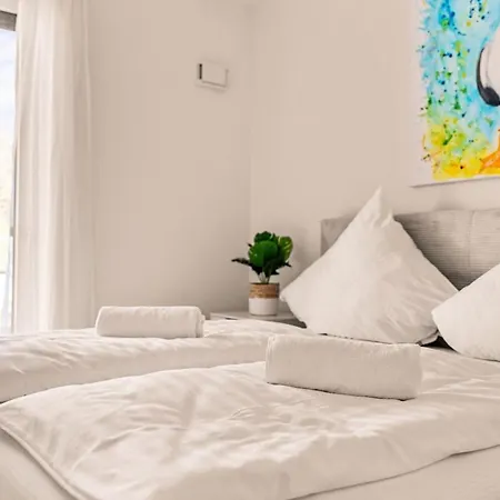 Werft - Luxus In Erster Seereihe